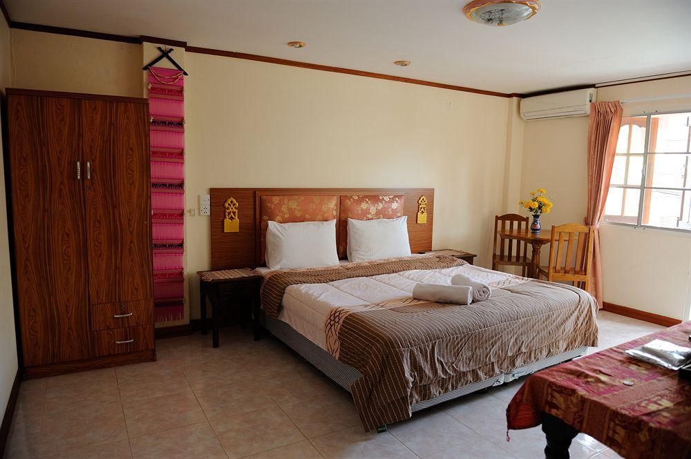 The Britannia Hotel Чиангмай Екстериор снимка