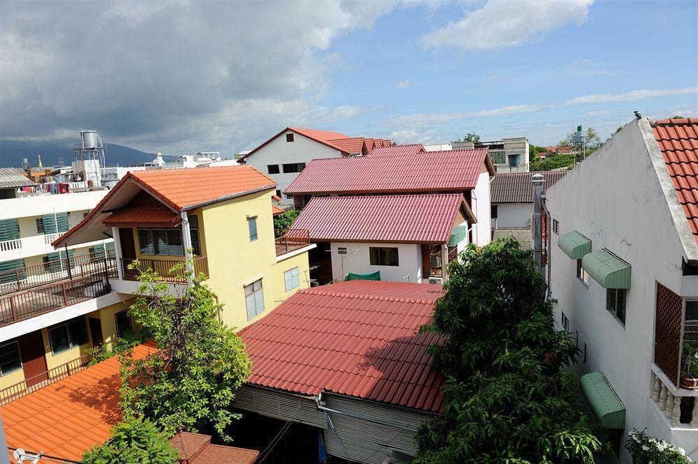 The Britannia Hotel Чиангмай Екстериор снимка