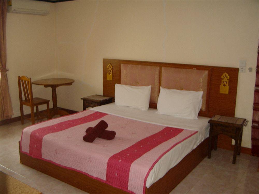 The Britannia Hotel Чиангмай Екстериор снимка
