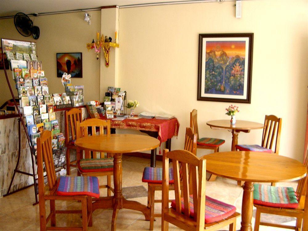 The Britannia Hotel Чиангмай Екстериор снимка