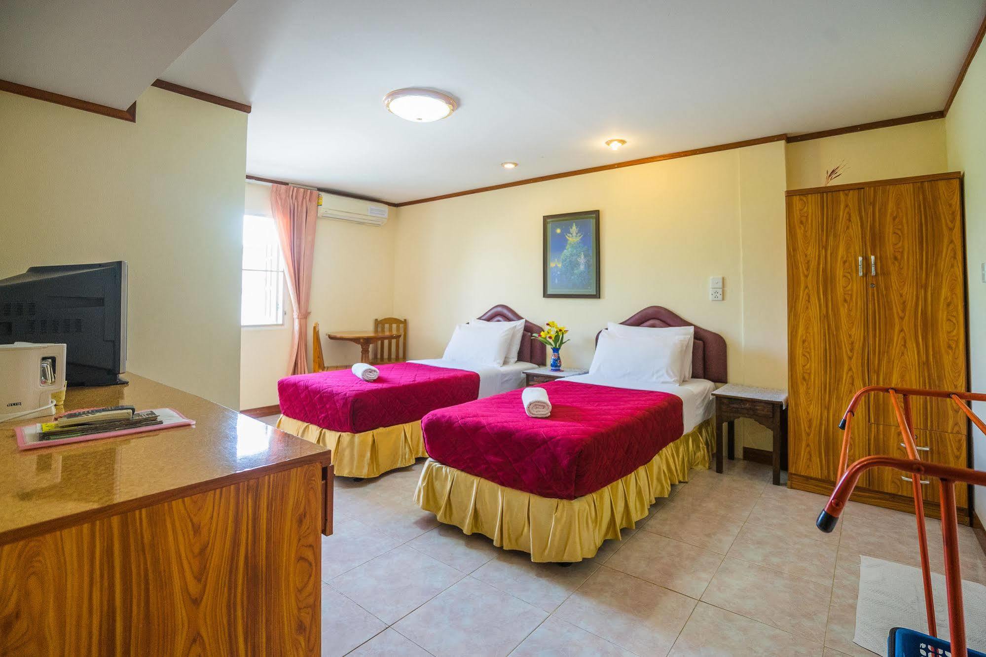 The Britannia Hotel Чиангмай Екстериор снимка